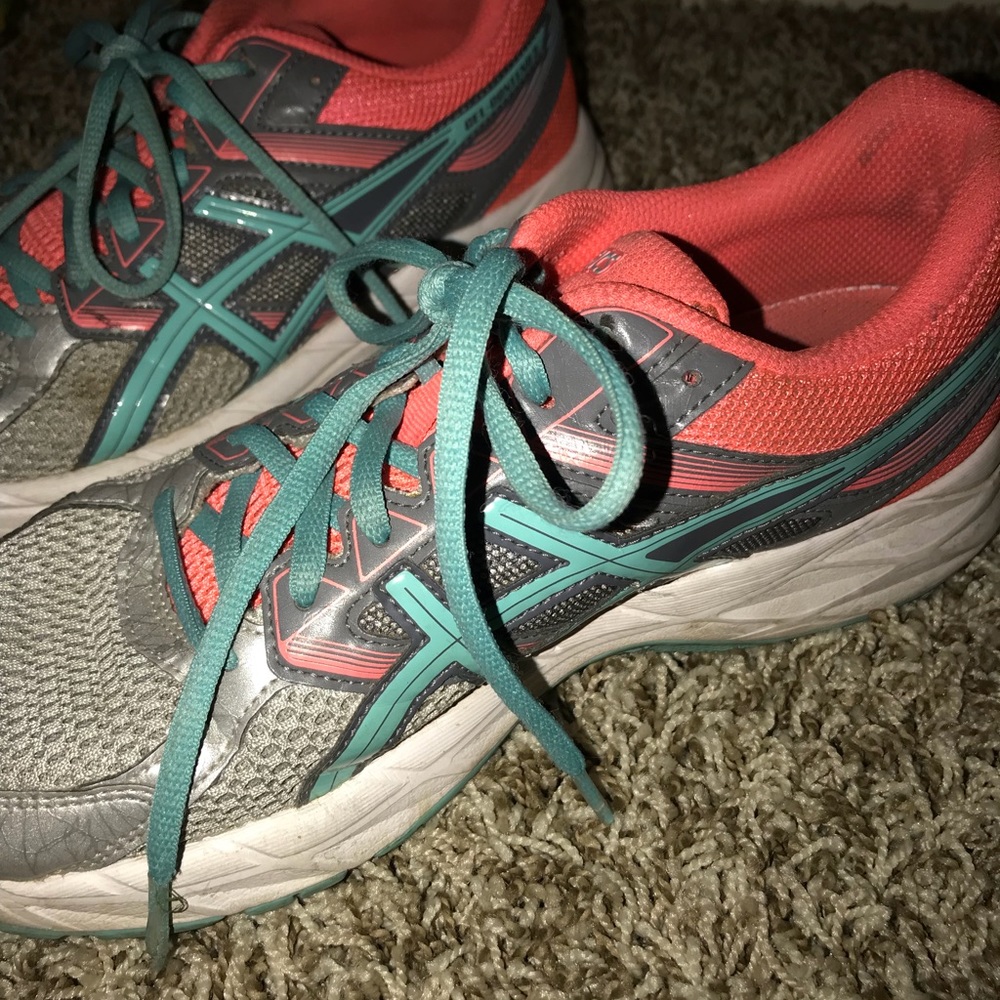 Tennis shoes